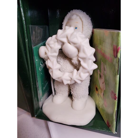Snow Babies - Baby with Wreath - Picture 6 of 7